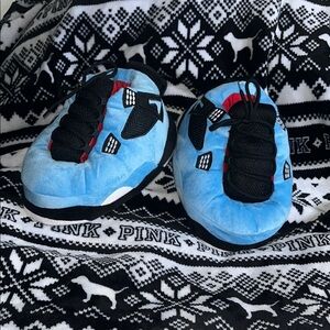 LAST CHANCE Sneaker plush slippers